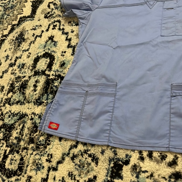 💰3 items for $25 🏷 Women Dickies Ceil Blue Scrub Top fits like a Small/Medium - Picture 3 of 9